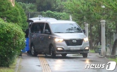 각종 의혹 불거진 웅동학원 압수물 싣는 수사관들