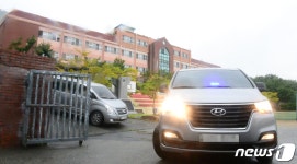 각종 의혹 웅동학원 빠져나오는 압수품