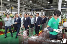 文대통령, 현대 친환경차 부품공장 기공식 참석…아낌없는 지지