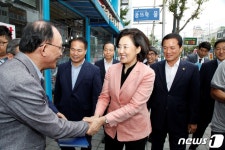 여수 지역상인 대표들과 인사하는 박영선 장관