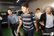 부산시장 집무실에서 압수수색 마친 검찰 관계자