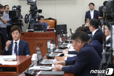 한국당 의원들과 설전 펼치는 노웅래 위원장