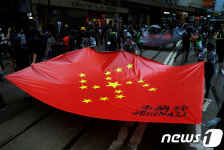 오성홍기 패러디한 ‘차이나치’기 등장, 베이징 격노할 듯