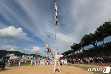 무주반딧불축제서 기절놀이 하는 무풍면 주민들