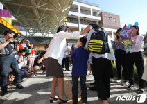 첫 등교하는 서울나래학교 학생들