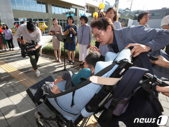나래학교 첫 등교 환영하는 조희연 교육감