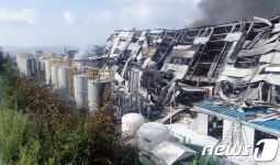 충주 중원산단 화재, 농작물·축사 등에 2차피해 확산