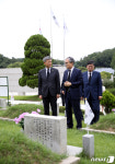 묘역 설명 듣는 박삼득 국가보훈처장