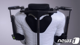 밑에서 작업할 때 입는 로봇…현대·기아차 조끼형 벡스 개발