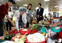 추석 맞아 옥천공설시장 찾은 박은정 권익위원장