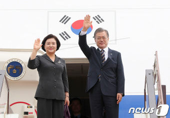환송인사에 손 흔들어 화답하는 문 대통령 내외