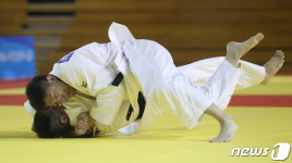 경기하는 유도 본 참가 선수들