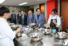 대일관광고 실습 참관하는 조희연 교육감