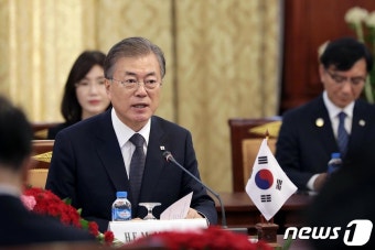라오스 대통령과 정상회담 하는 문 대통령