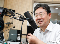 공주 산성시장 상인들에게 인사하는 문체부 장관