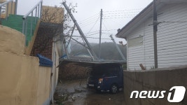 태양광 시설 날아가 차량 파손