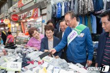 구미새마을중앙시장에서 추석 장보는 장세용 구미시장
