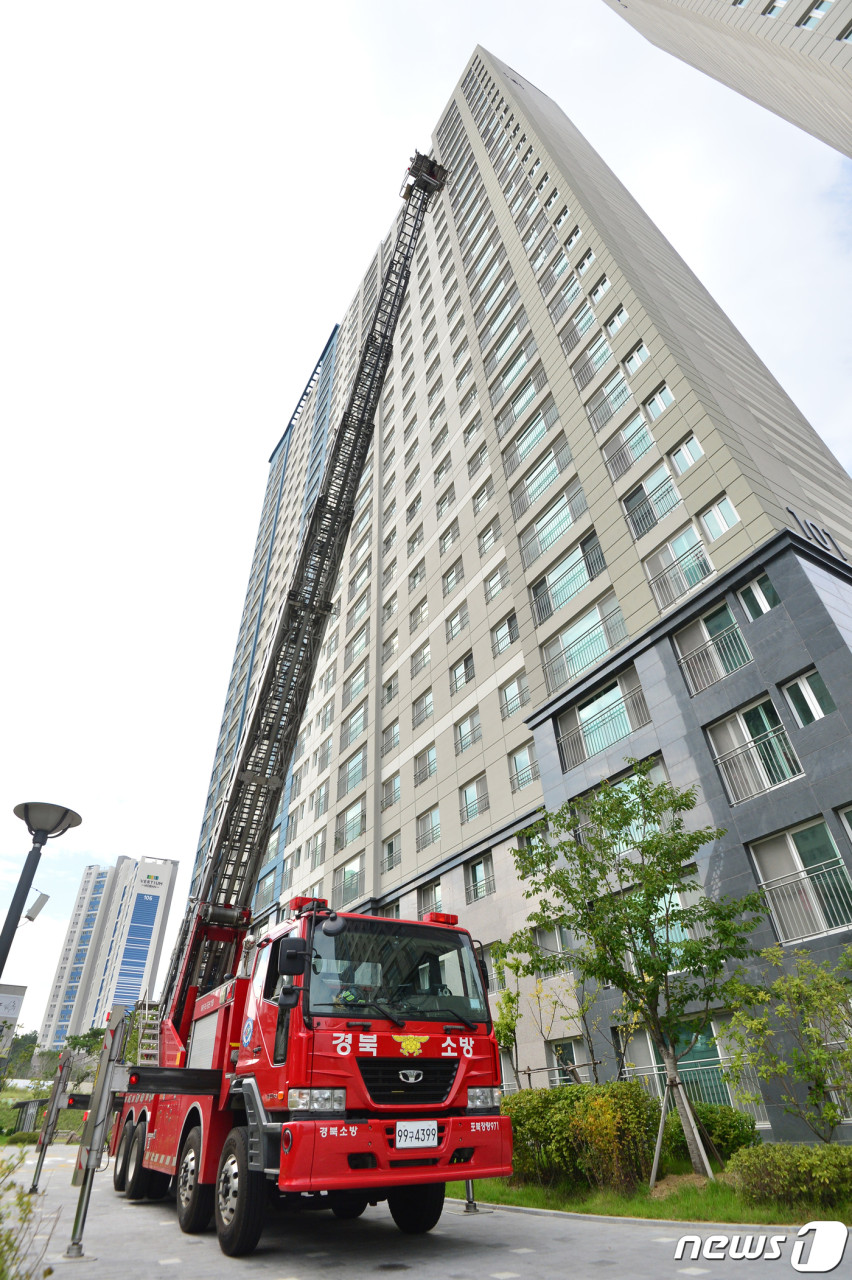 포항 아파트 화재로 1명 사망·13명 부상, 부탄가스 폭발 의심하여 조사 중