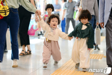 귀성행렬 시작…즐거운 표정의 아이들