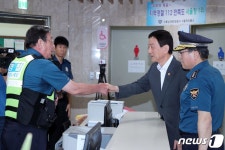 서울역파출소 근무자 격려하는 진영 장관