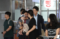 [화보] 할아버지 보고 싶었어요…울산역 귀성 풍경