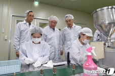 화장품 생산시설 살펴보는 홍남기 부총리