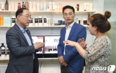 화장품 중소기업 방문한 홍남기 부총리