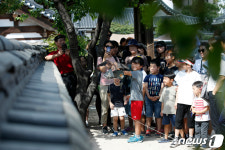 한옥마을에서 매사냥 체험