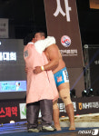 배용수 감독과 포옹하는 손명호