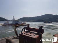 남해군 미조면 앞바다 적조 방제 중인 해경