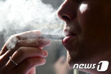 美 청소년 전자담배 사용 급증…고3 네명 당 한명
