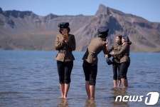 백두산 천지로 수학여행 온 북한학생들…스마트폰으로 기념촬영