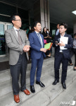 변호사송승준법률사무소 | '취재진 질문에 답하는 유승준 변호인'