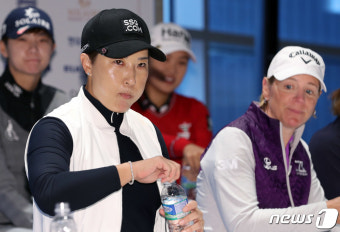 물 마시며 레전드 매치 기자회견 임하는 호스트 박세리