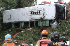 경부고속도로 동대구JC 인근 처참하게 부서진 시외버스