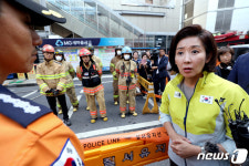 나경원 원내대표, 제일평화시장 방문... 도열한 소방관들