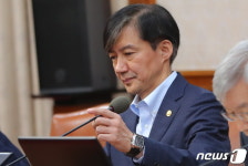 마이크 조정하는 조국 장관