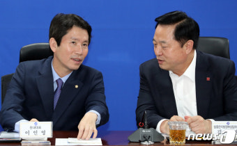 이인영 원내대표와 대화하는 김두관