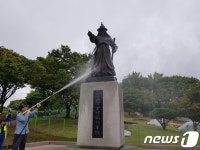 진주성 김시민 장군 동상 물청소