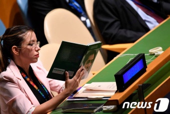 트럼프 연설하거나 말거나… 책 읽는 베네수엘라 외교관