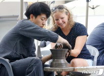 외국인 관광객의 청자 물레 체험