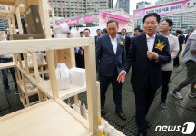 우리쌀 가공식품 살펴보는 김병원 농협중앙회장