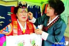 영천문화예술제서 연지곤지를 찍고