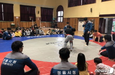 으랏차차~ 힘내라 칠보초…정읍시청 씨름단 재능기부