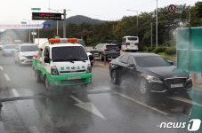 강화대교 출입 차량들 방역중
