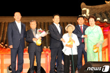 영천한약축제서 장수 어르신들에게 보약 증정