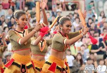 스리랑카 공연단의 춤사위