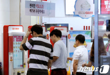유통업계, 거센 무인화 바람…79세 노인도 연습하듯 키오스크 익혀요