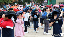 운동장으로 대피한 아이들