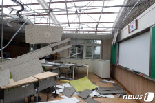 태풍 피해로 아수라장된 초등학교 교실